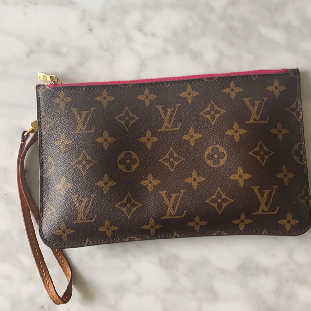 Louis Vuitton neverfull wristlet